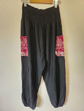 THE ELEPHANT PANTS Black Smocked Boho Harem Pants Red Paisley Pockets Medium